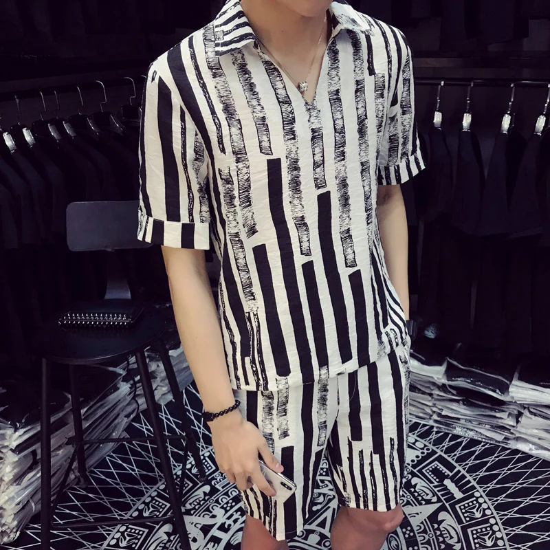 

2018 Summer Fashion Unique Design Men Set Two Piece Pattern Stripe Men Set White Blacke Stripe V Shape Pullover Shirt And Short