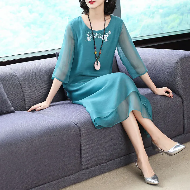 New 2019 Spring Vintage Women dress Slim Embroidery Loose High-end Silk Dresses Red Green 6127