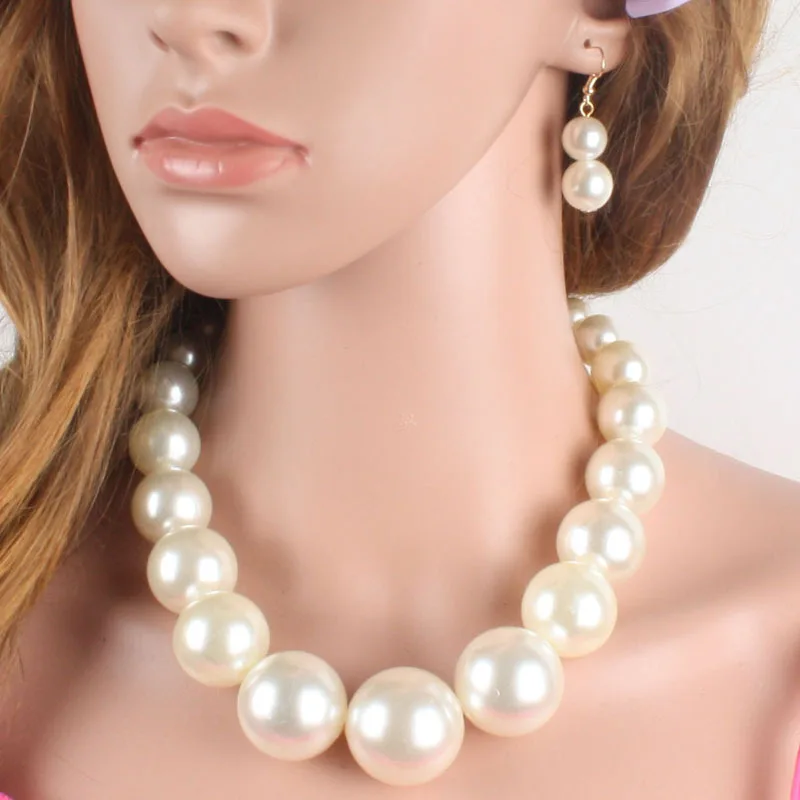 

Qi Leaf Classic Personality Wild Oversized Imitation Pearl Necklace Earrings Set Handmade Beaded Wedding Jewelry Set for Women