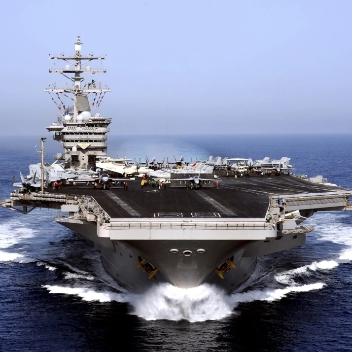 Авианосец USS Dwight D. Eisenhower переправляет Arabian плакат с изображением моря Print
