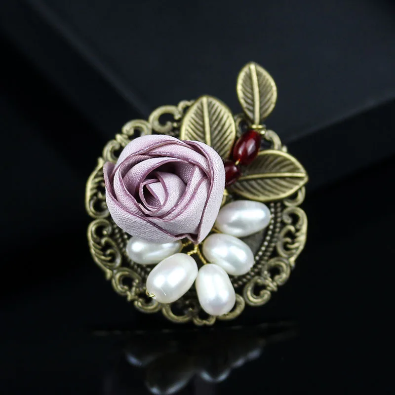 

Fashion New Metal Retro Brooch Corsage Brooches Cardigan Overcoat Fabric Flower Lapel Pin Badge Jewelry Luxury Women Accessories