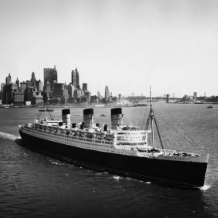 Широкоугольный Вид круизного корабля в море SS queen Mary New York City State USA плакат печать