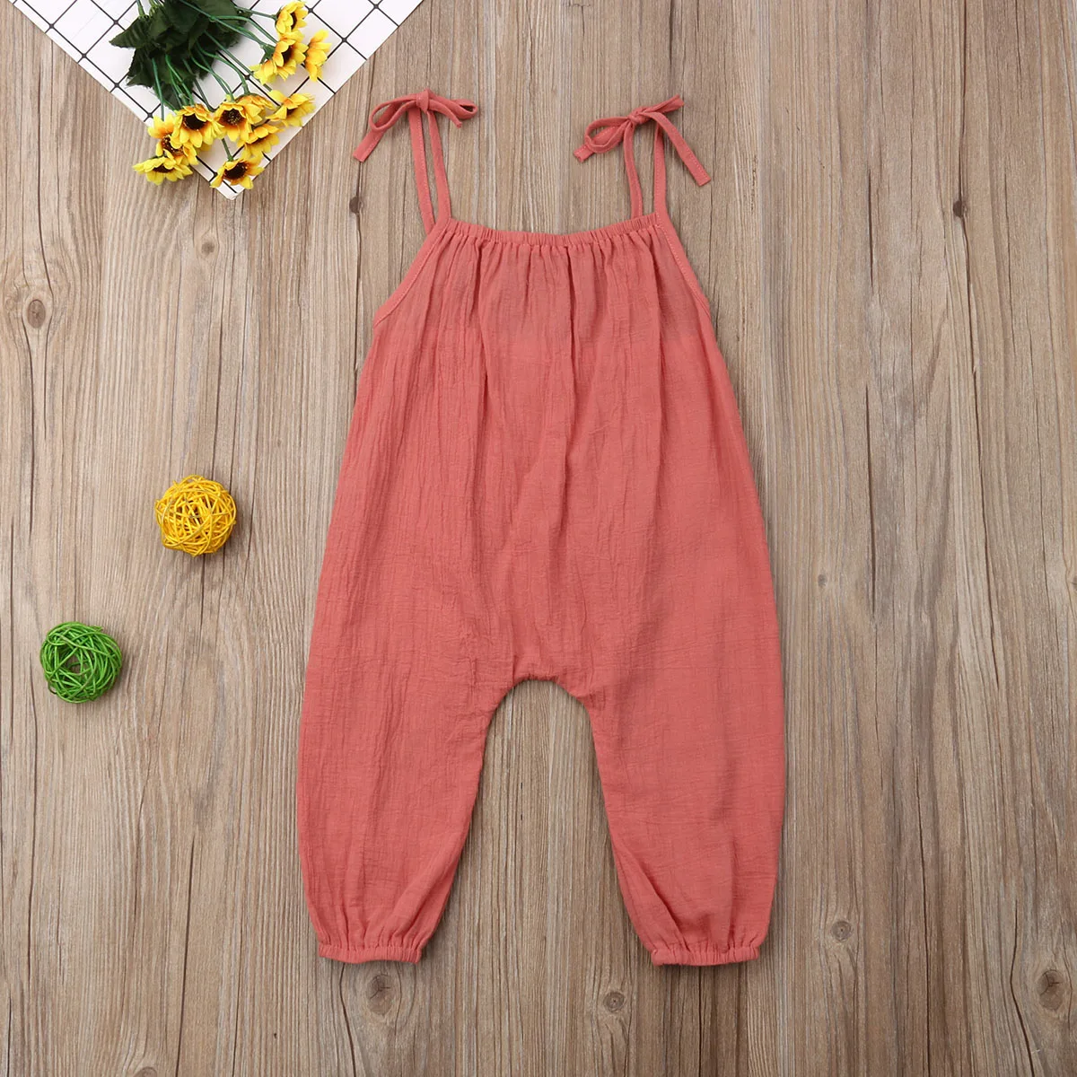 جديد الوليد فتيات صغيرات يتدربن على المشي القطن الكتان الصلبة رومبير الدانتيل يصل بذلة الملابس تتسابق أكمام الأميرة لطيف البوب قطعة واحدة