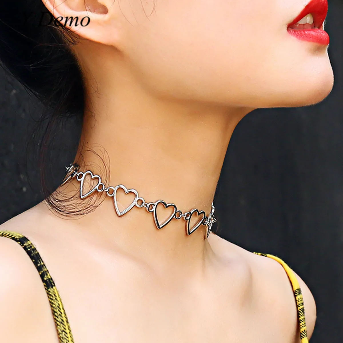 

Heart-shaped Pendant Woman Neck Sweet Hollow Out Chain Necklace