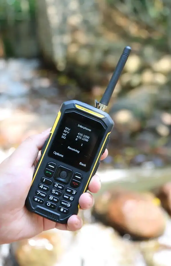 لوحة مفاتيح روسية IP68 للماء للصدمات الهاتف المحمول FM اسلكية تخاطب هواتف محمولة 2500 mAh المزدوج سيم مصباح يدوي الهاتف X6