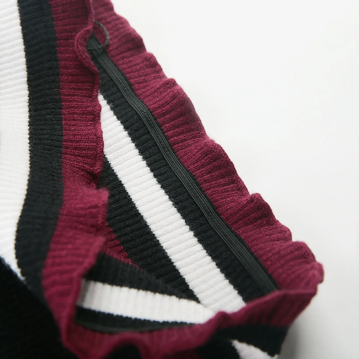 HDY Haoduoyi Sexy  Shoulder-exposed short stripe splicing Brooch sweater Sweet Sleeveless  Short tops