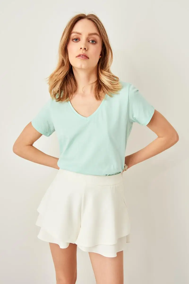 

Trendyol Green V-Neck Cotton Basic T-Shirt TWOSS19BO0064