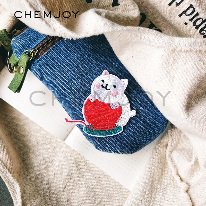 

Cute White Cat on Yarn Ball Embroidered Iron on Patch for Jeans T-shirts Sew on Cartoon Appliques Kids Clothes Sticker Badge
