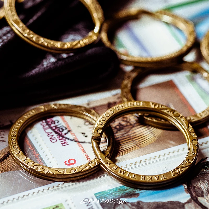 Coppertist. وو اليدوية الرجعية حروف كيرينغ مفتاح سلسلة جولة انقسام حلقات المفاتيح المفاتيح مع البوصلة النحاسية مفتاح حلقة المفاتيح