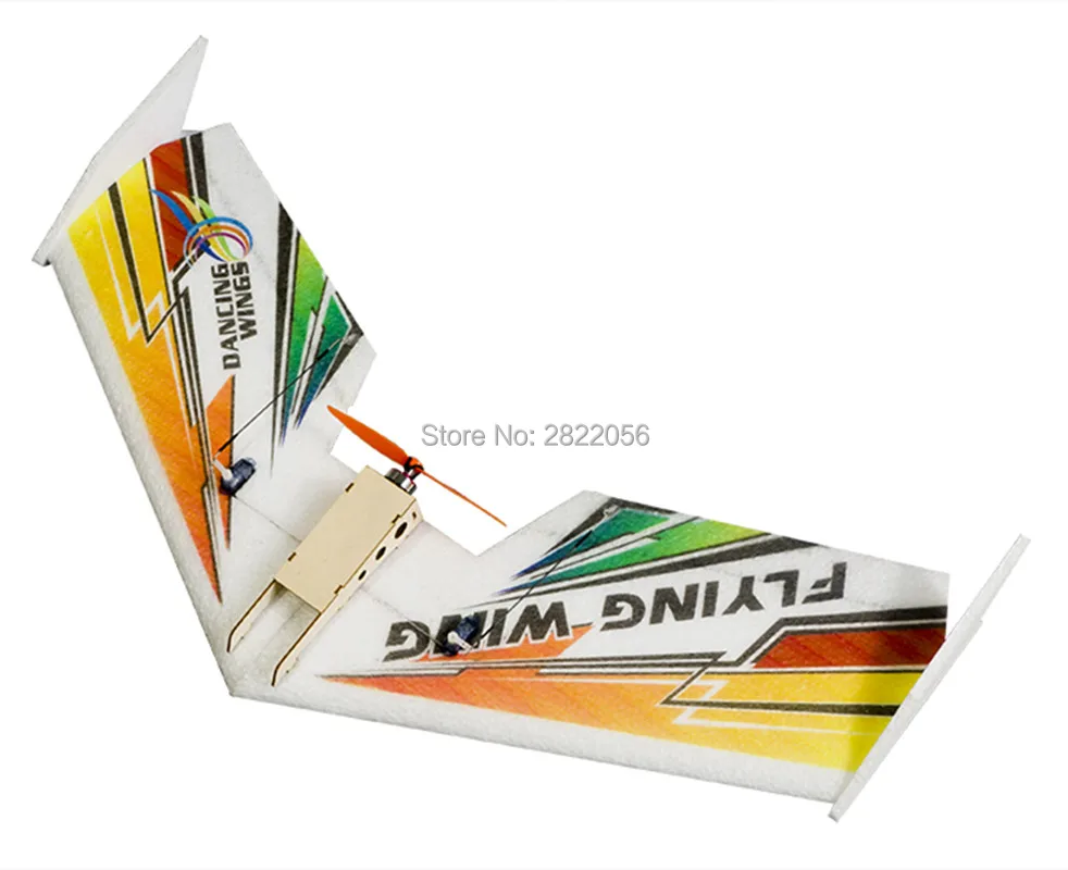 Main tenant le fuselage du Mini avion RC Rainbow EPP 600mm, échelle visible.