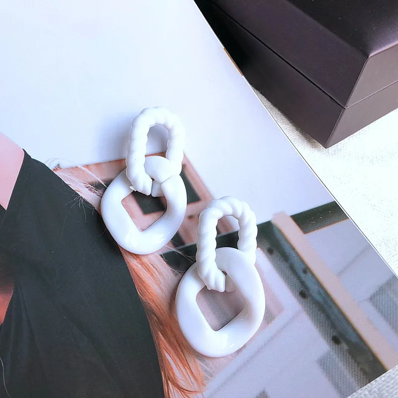 

IGU 2019 Japanese Korean Long Acrylic Resin Chain Earrings Women White Drop Earrings Wedding Party well Jewelry Earrings