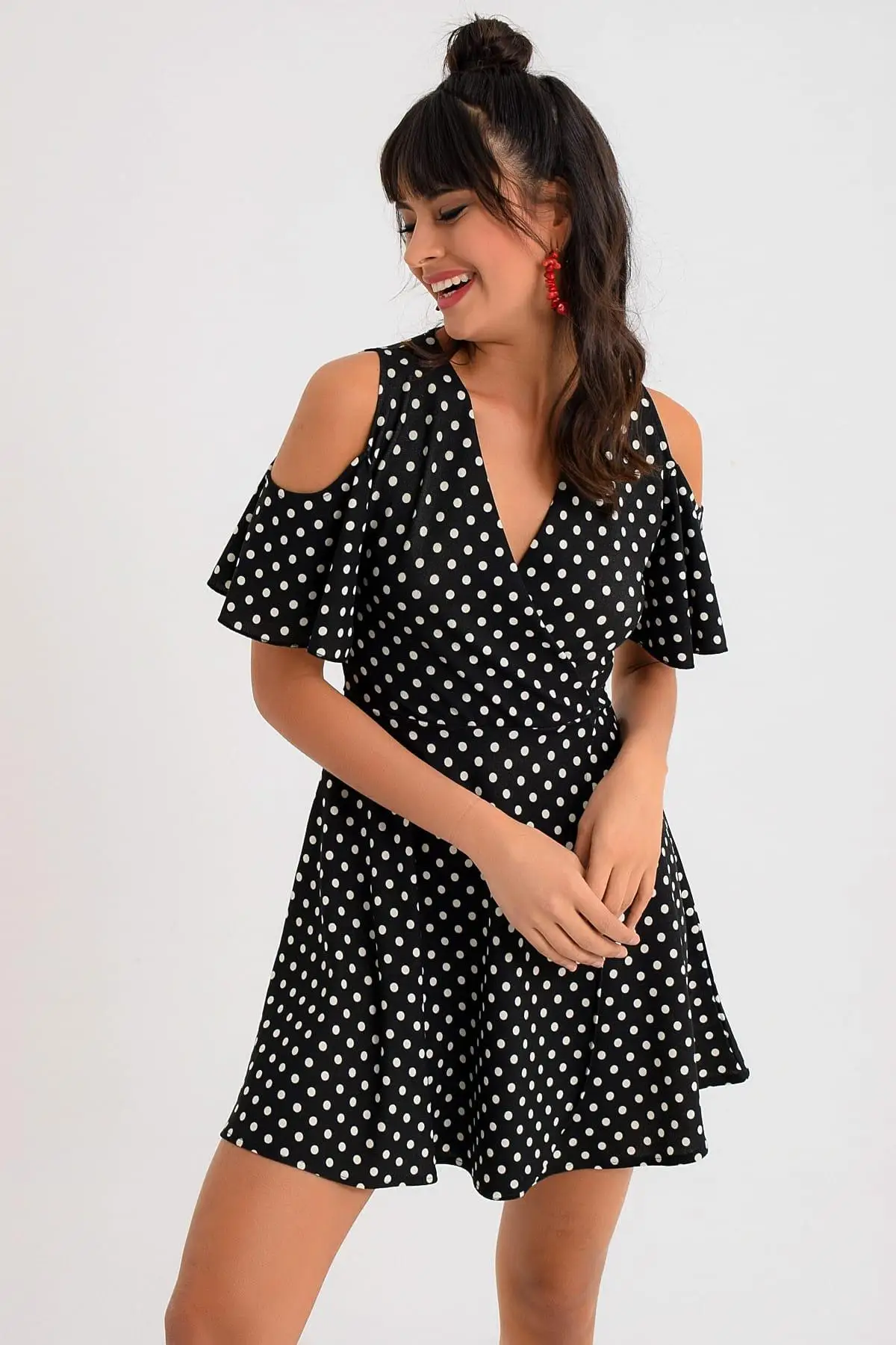 Платье горох. Коллекция дольче габбана 2019 лето. Костюм в крупный горох. Девушка в платье в горошек. Платье в крупный горох.