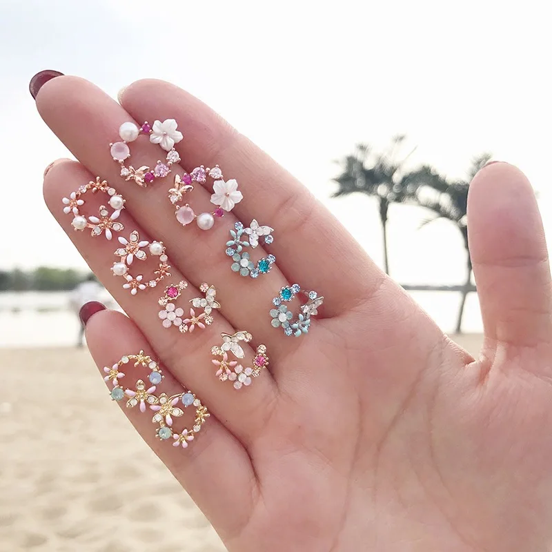 

New Fashion Colorful Rhinestone Flower Stud Earrings for Women Gold Color Small Circle Wreath Earrings Delicate Jewelry