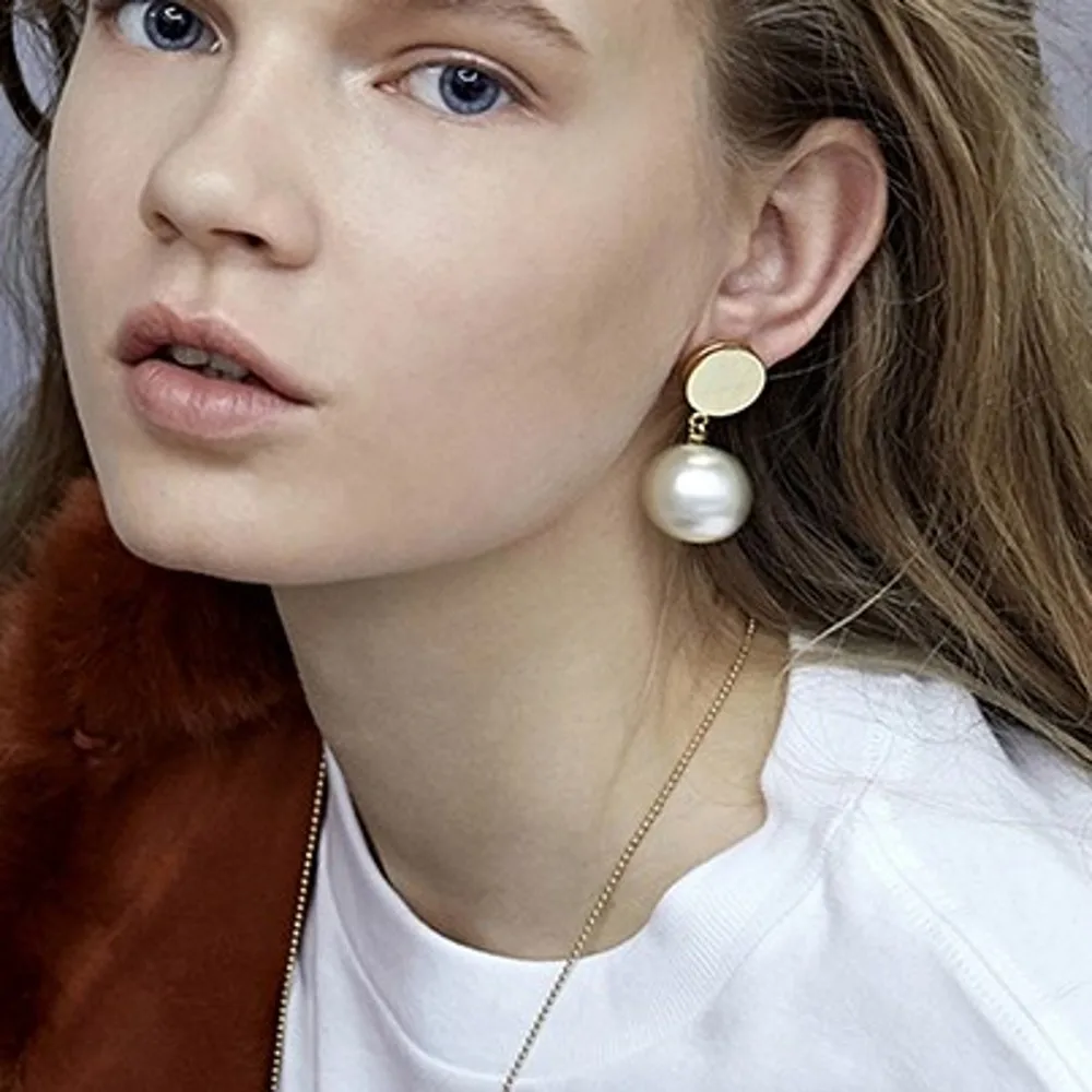 

Brand Design Silver Pearl Earrings Gold Round Coin Drop Earrings For Women Wedding Bride Jewelry Korean Summer Earrings 2018 New