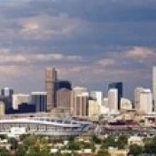 Skyline с Invesco Stadium Денвер Колорадо США плакат печать (36x12) | Дом и сад