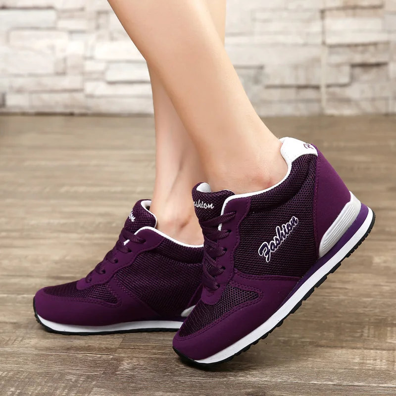 Весенняя женская обувь в Корейском стиле; кроссовки на танкетке со скрытым каблуком; Цвет фиолетовый; удобная женская повседневная обувь, увеличивающая рост; дышащая сетка