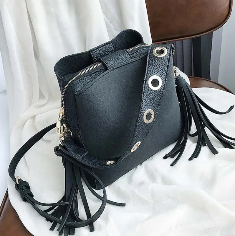 فرك أكياس Crossbody للنساء حقيبة يد فاخرة مصمم العلامة التجارية الشهيرة خمر الأنثوية الكتف دلو حقيبة شرابة السيدات كيس الرئيسي