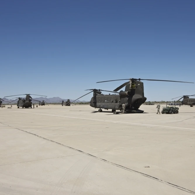 CH-47 Chinook вертолеты припаркованные на асфальт плакат печать (34x22) | Дом и сад