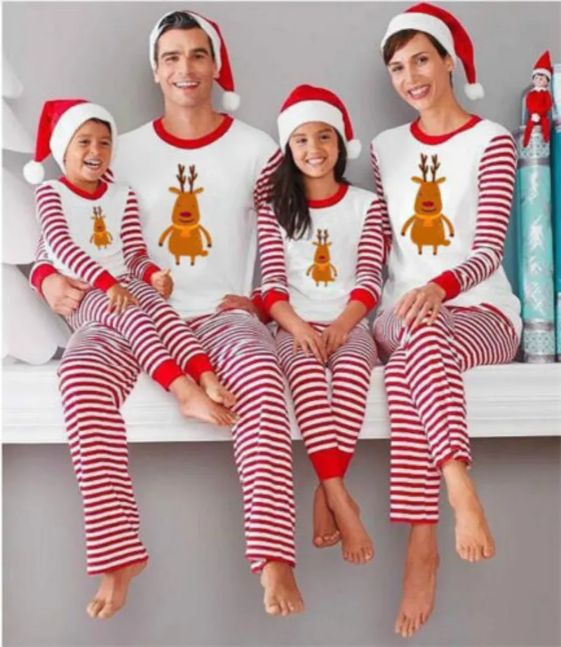 рождественские костюмы для всей семьи. одинаковые костюмы для всей семьи. пижама новогодняя фэмили фэмили лук. семья в пижамах. новогодняя одежда для всей семьи.