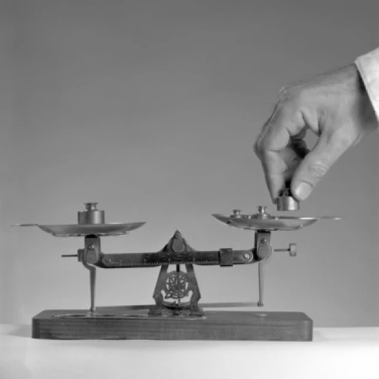 Hand putting weight onto scale Poster Print (18 x 24) | Дом и сад