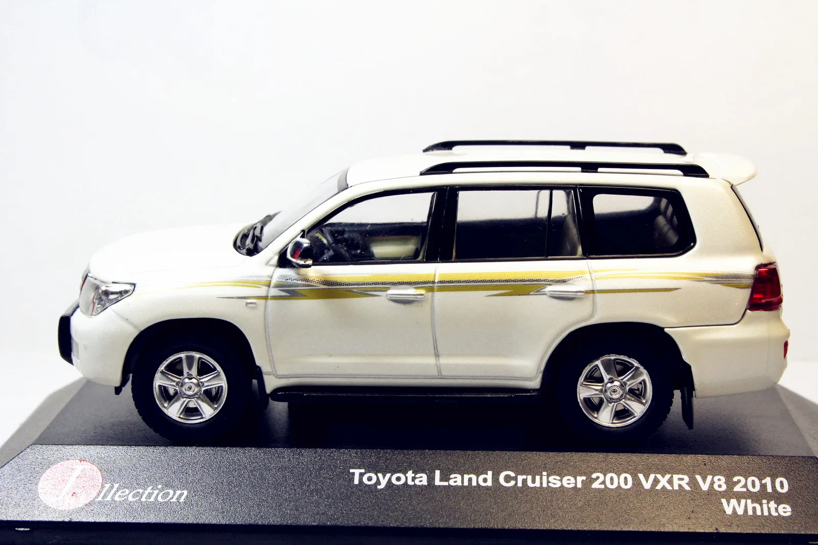 1/43 J-коллекция Toyota Land Cruiser 200 VXR V8 2010 белый