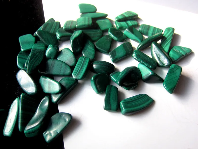 

Natural natural malachite stone small particles Malachite stone can be used as a pendant