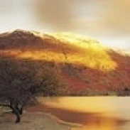 Sunlight On Mountain Range Ullswater Lake District Великобритания плакат печать (18x6) | Дом и сад