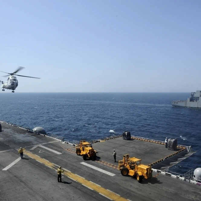 An SA330J Puma helicopter conducts vertical replenishement Poster Print (17 x 11) | Дом и сад