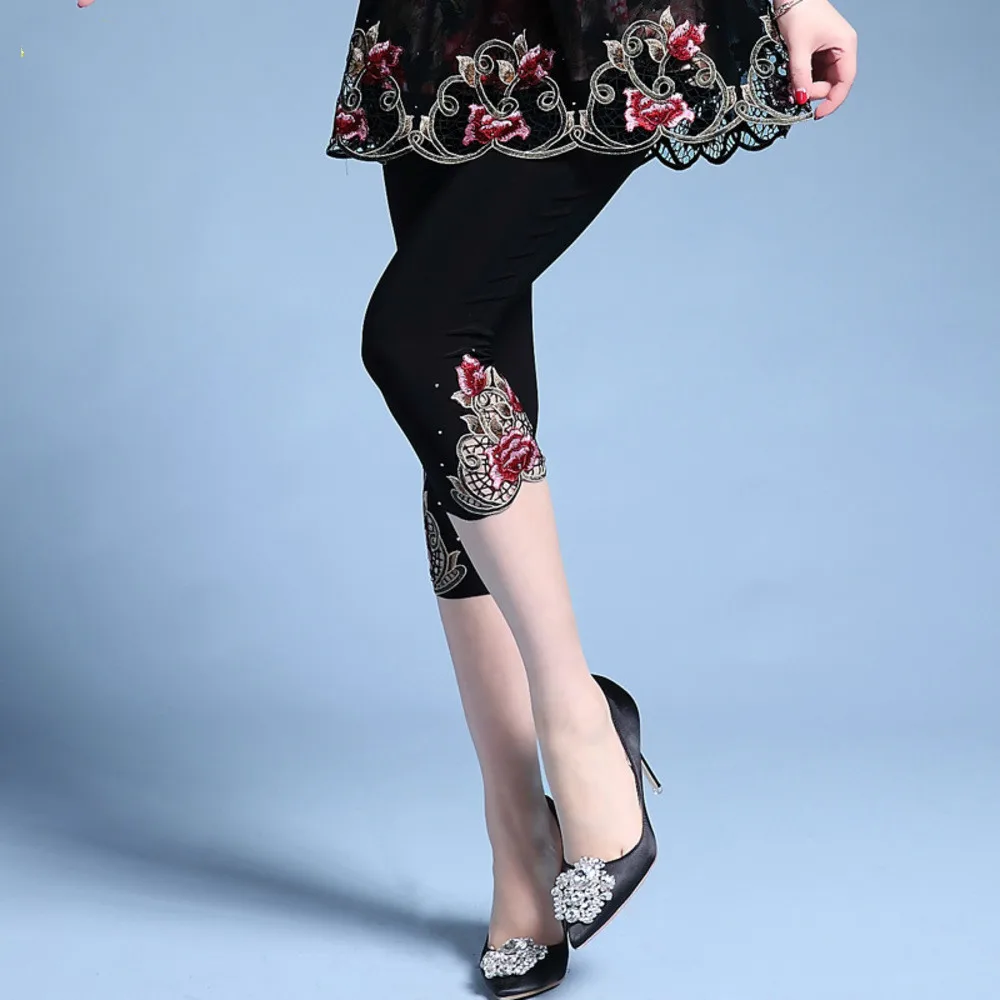 

2019 Capri Pants Women Plus Size Capris For Women Elastic Waist Floral Embroidery Stretch Pencil Pants Women Pantalon Femme