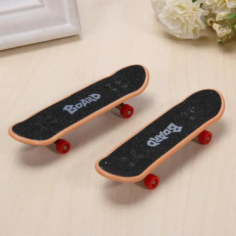 

2pcs Alloy Mini Finger Skating Board Table Game Toy Kids Skateboard Gifts