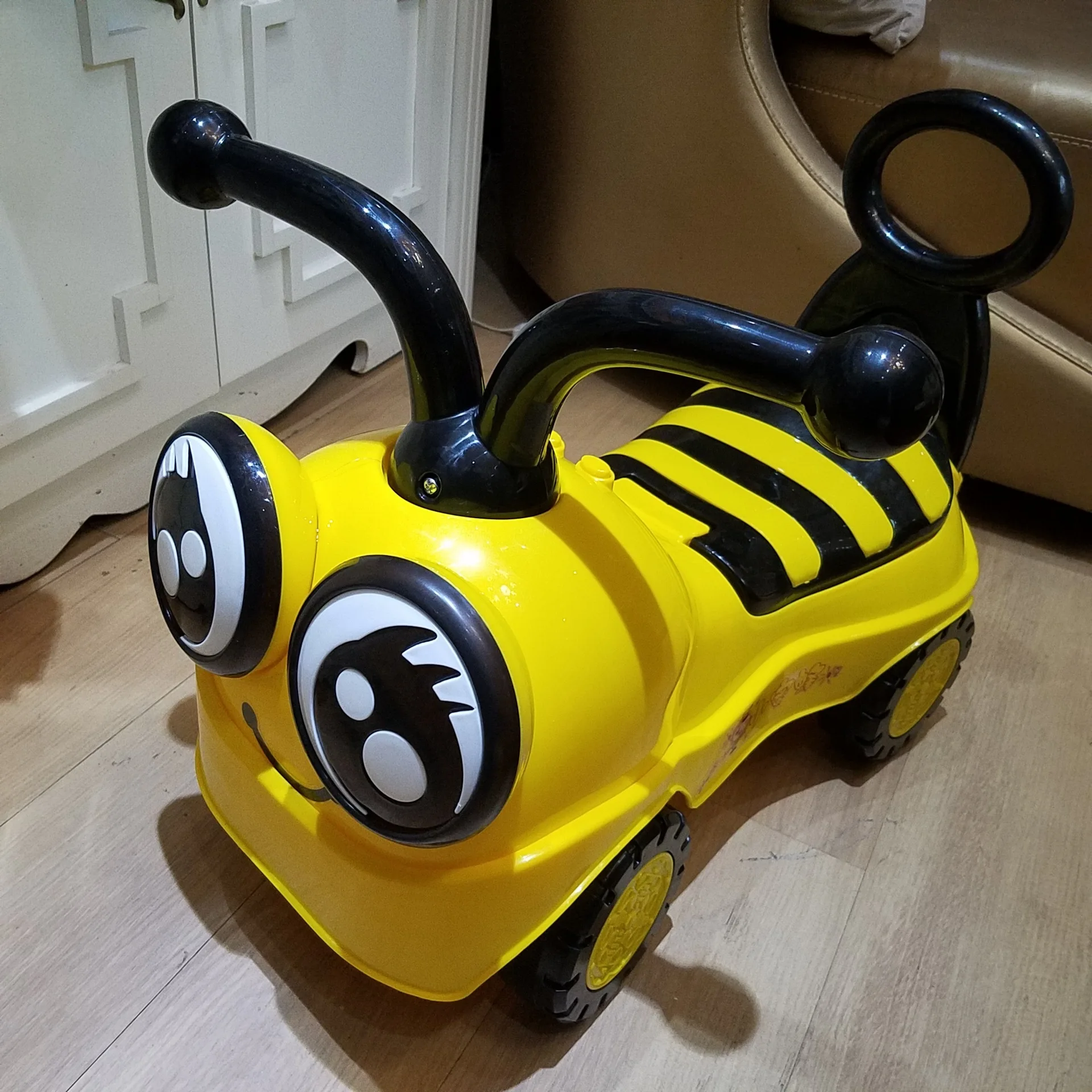 Игрушечная машинка с изображением пчелы, мультяшный детский автомобиль-ходунки с музыкальными огнями, четыре колеса, роликовая Поворотная машина, детский скутер, детская машинка, игрушка