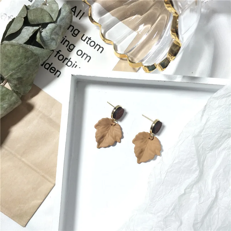 

2019 New Korean Temperament Earrings Brown Wood Maple Leaf Drop Earring For Women Party Small Sweet Earrings Jewelry Gift