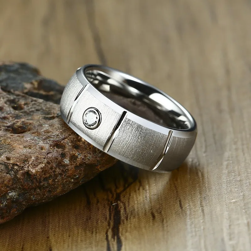 Мужское обручальное кольцо из карбида вольфрама с матовой отделкой и горизонтальной рифленой инкрустацией CZ