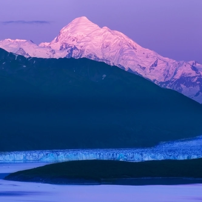 Alpenglow @ Dusk на Mt Fairweather над Alsek Lake Glacier Bay National Park Юго-Восточная Аляска плакат печать