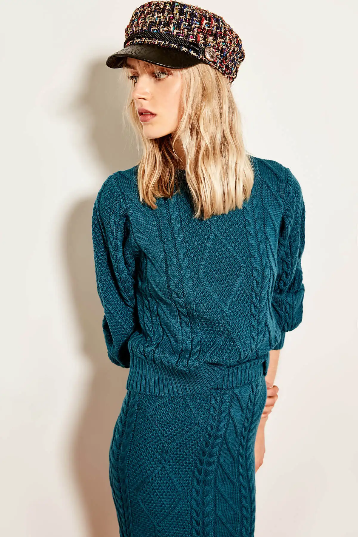 

Trendyol Detailed Sweater Knit Sweater Oil TCLAW19FV0026