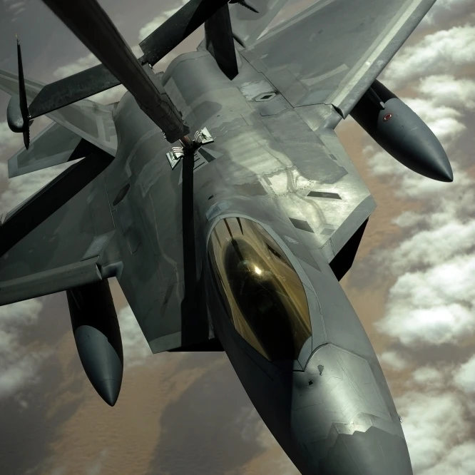 A США военно воздушные силы F 22 Raptor заправляется KC 10A Extender самолета над Юго