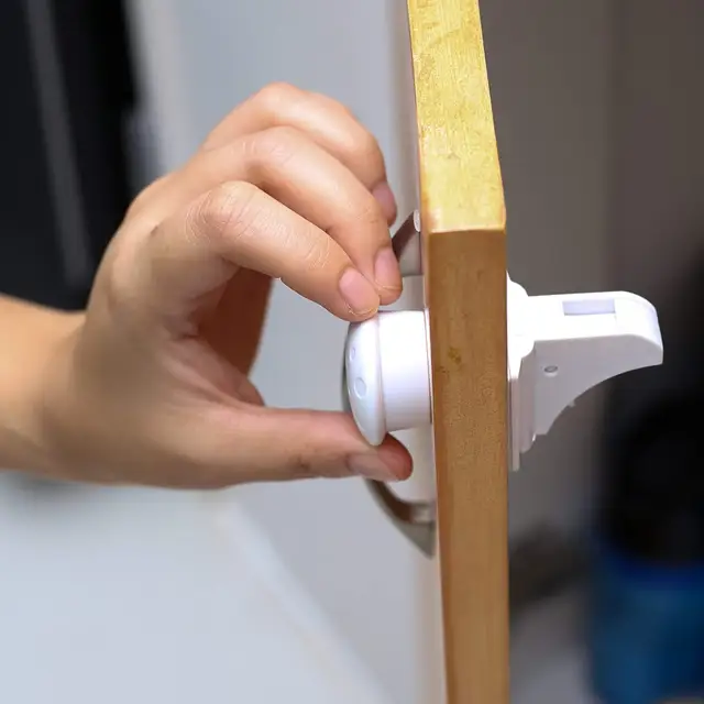 磁気キャビネットロックキー交換 スーパーマグネットほとんどのブランド子供キャビネットと引き出しロック キーホルダー 2 パッケージ 18k Cabinet Locks Straps Aliexpress