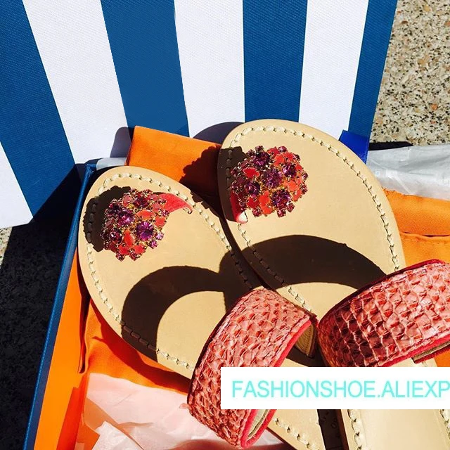 

2019 New Summer Beach Slippers Tide Thong Shoes Woman Casual Flat Slippers Designer Crystal Woman Outside Slippers Woman Slides