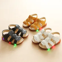 Новая мода Светодиодный Фонари детские сандалии от 1 до 5 лет мальчики и пляжные туфли для девочек светящиеся Первые Прогулки Спортивная обувь нескользящая Мягкая