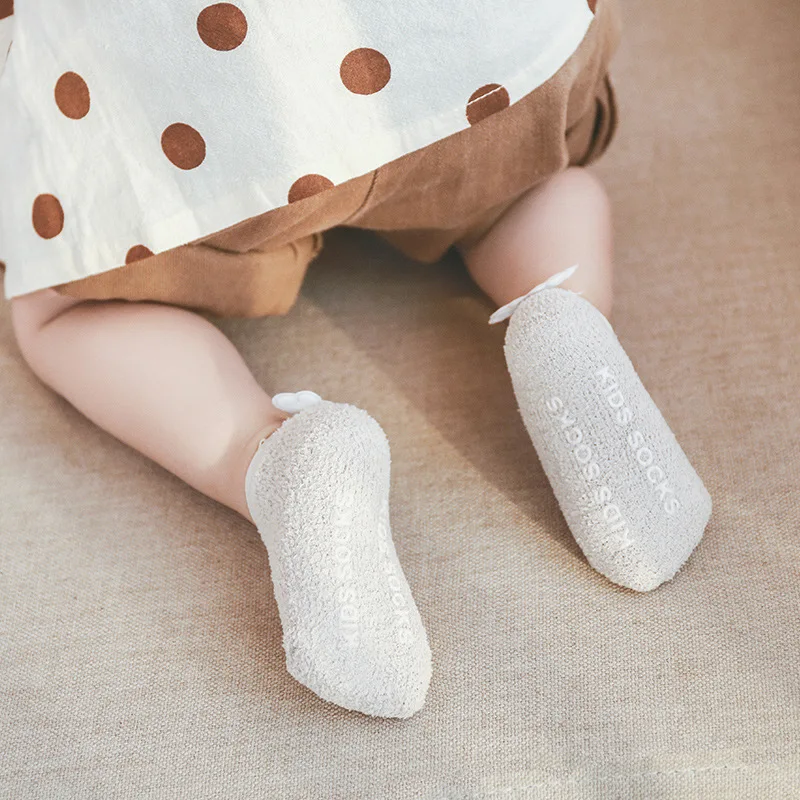 Нескользящие носки для малышей; носки для новорожденных; носки для девочек из кораллового флиса; короткие носки-тапочки с крыльями ангела; однотонная Одежда для младенцев; аксессуары