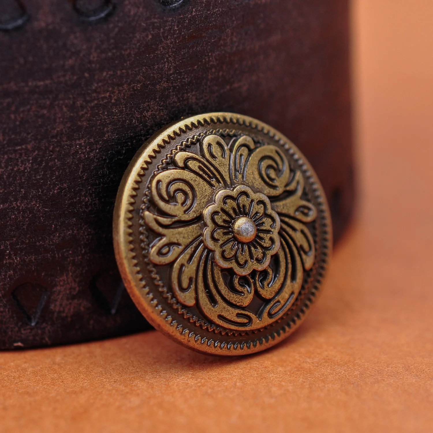 10 шт. 23*23 мм античные латунные Цветочные гравированные Conchos кожевенное ремесло