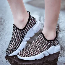 Летняя прогулочная обувь без шнуровки для мужчин и женщин; очень дышащая пара пляжных туфель; Лидер продаж; Легкие сетчатые кеды на плоской подошве для взрослых