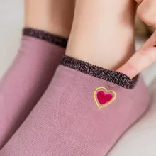 Блестящие модные блестящие цветные женские короткие носки с сердечками; сезон весна-лето; шикарные хлопковые носки с украшениями; милые короткие носки с вышивкой