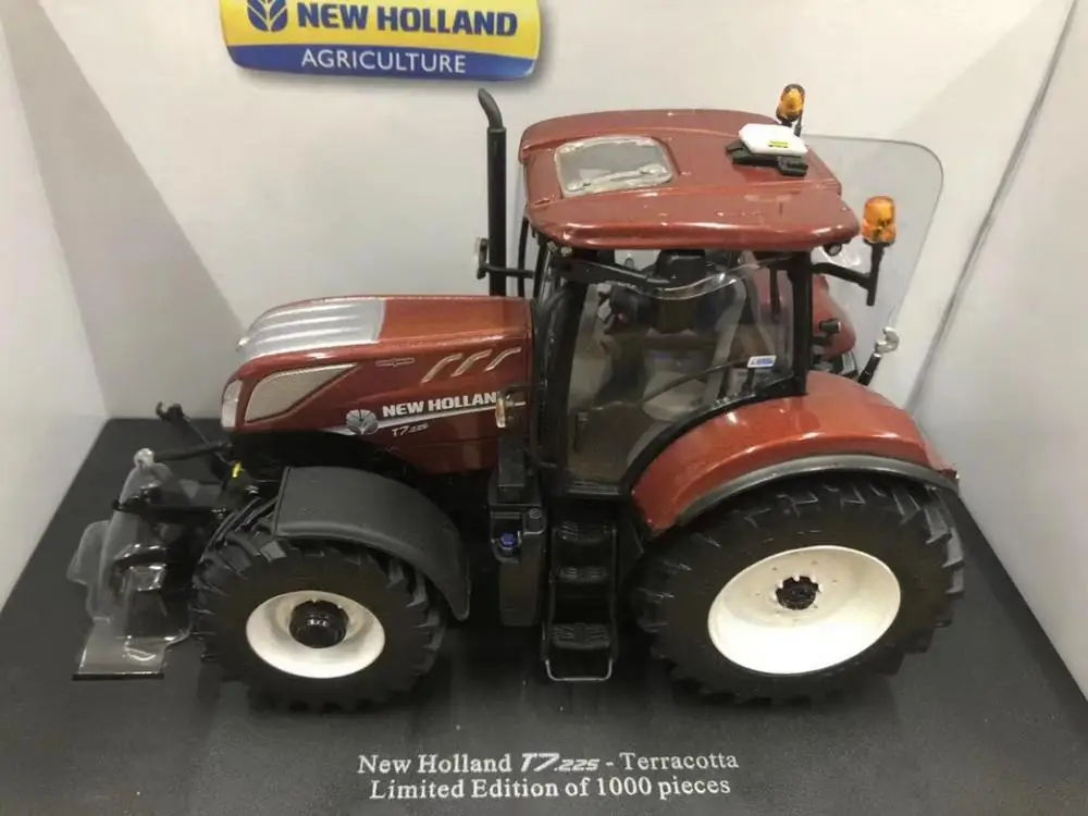 

Universal hobbies 1/32 New Holland T7.225 Edition Terracotta Diecast Model