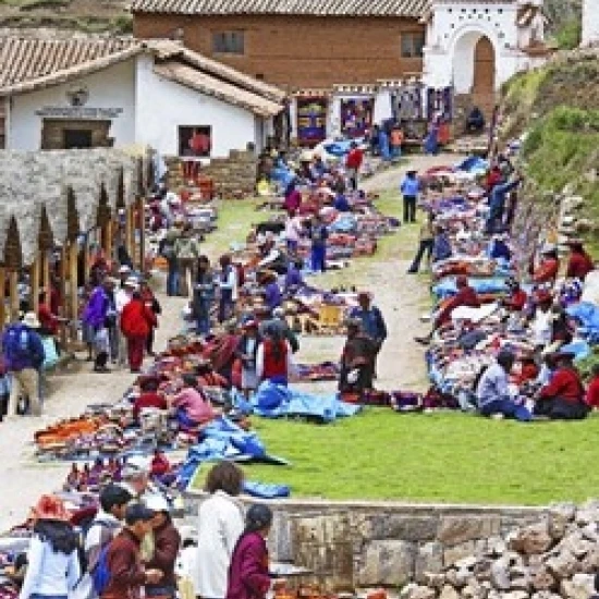 Группа людей на рынке Chinchero рынок Анды горы Urubamba долина Cuzco Перу плакат печать (15x7)