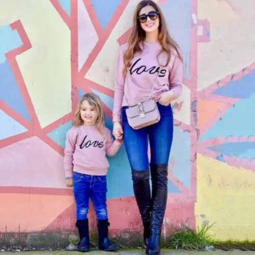 Семейная одежда свободная футболка с длинными рукавами для мамы и дочки футболка с надписью про любовь, модная семейная одежда