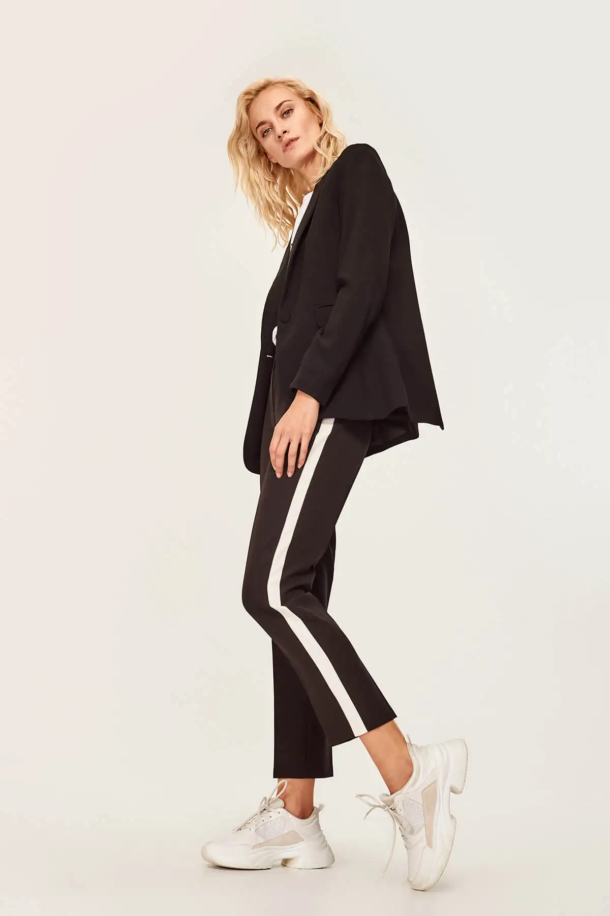 Trendyol Siyah Çizgili Pantolon TOFAW19WX0006Pantalonlar ve Kapriler