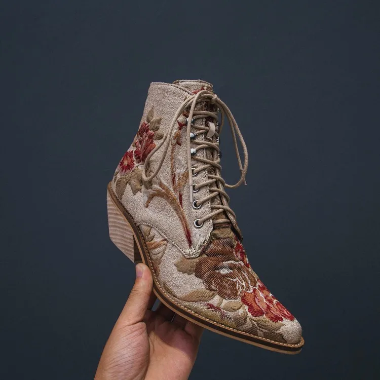

2018 Autumn Winter Woman Ankle Boots Chelsea Boots Med Heels Pointed Toes Flower Embroider Boots Street Style Shoes Woman
