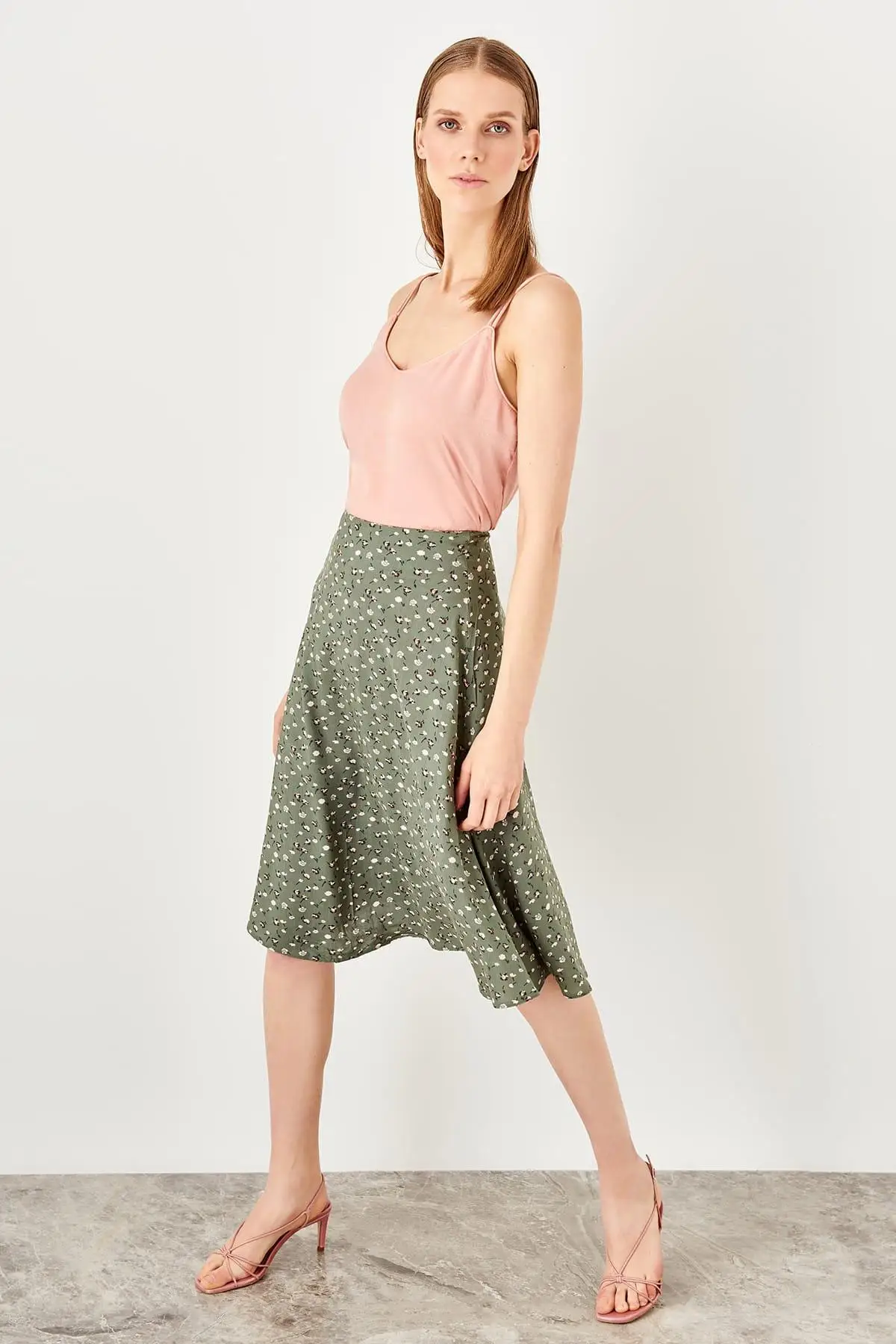 

Trendyol Khaki Flower Pattern Skirt TWOSS19RG0031