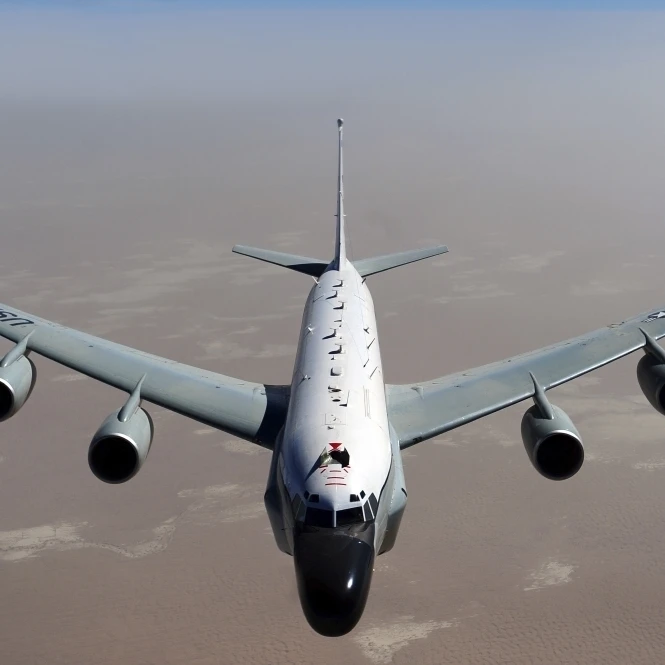 A США ВВС RC-135V/W заклепки совместное разведка постер с самолетом печати (17x11) | Дом и